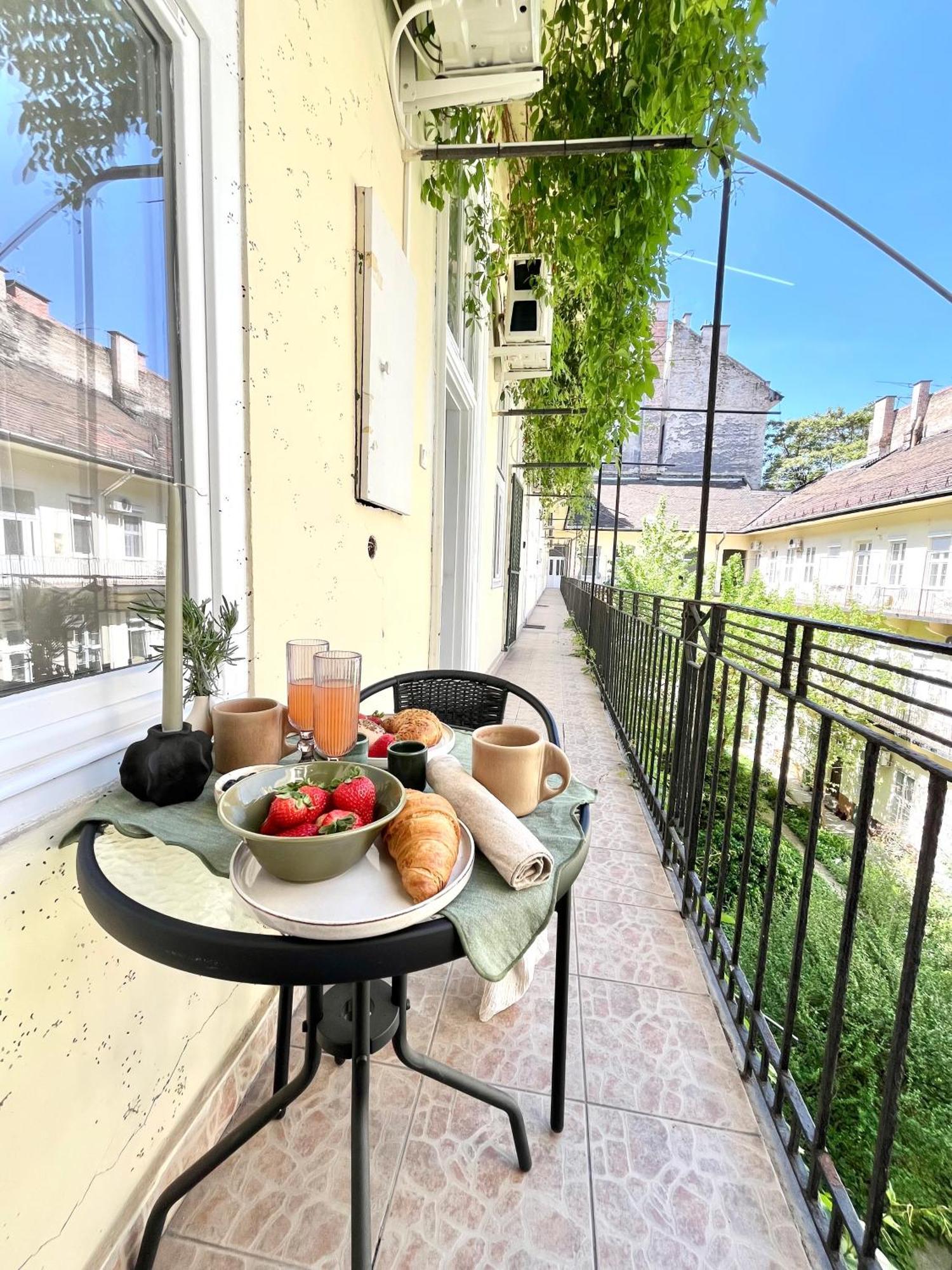 Oasis Apartment On The Broadway With Ac ブダペスト エクステリア 写真